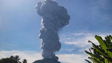 ثوران بركان جبل إيبو في إندونيسيا، في 13 مايو 2024 (فرانس برس)