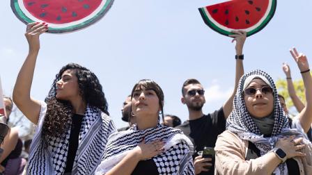 طلاب مؤيدون لفلسطين في جامعة تل أبيب في 15 مايو 2024 (أمير ليفي / Getty)