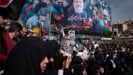 حشد يشارك في جنازة رئيسي والوفد المرافق له وسط طهران