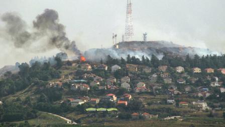 دخان يتصاعد من مستوطنة "المطلة" قرب جنوب لبنان بعد هجوم لحزب الله، 23 مايو 2024 (Getty)