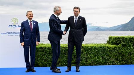 محافظ بنك إيطاليا فابيو بانيتا (يسار) ووزير الاقتصاد والمالية الإيطالي جيانكارلو جيورجيتي (يمين) يقفان مع الفرنسي برونو لو مير (في الوسط) خلال اجتماع وزراء مالية مجموعة السبع في ستريسا، 24 مايو 2024 (غابرييل بويز/ فرانس برس)