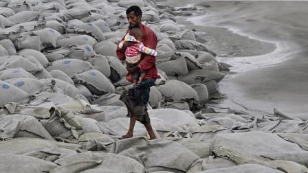 بنغلادش تستعد لوصول إعصار ريمال إلى اليابسة، 26 مايو 2024(فرانس برس)