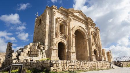 أمال أردنية معلقة على السياحة لإنقاذ الاقتصاد - جرش 9 مارس 2023 (Getty)