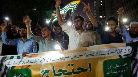 متظاهرون باكستانيون ضد رفع أسعار الكهرباء في كراتشي يتضامنون مع إقليم كشمير، 13 مايو 2024 (أخطر سومرو/رويترز)