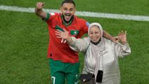 احتفل سفيان بوفال مع والدته بالتأهل (خوان مابروماتا/Getty)