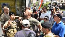 تجدد غضب المودعين في لبنان: تحطيم وإحراق واجهات مصارف