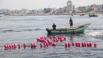 مريضات السرطان .. يُغرِقن آلامهن في بحر غزة