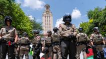 عناصر من شرطة تكساس الأميركية تُطوّق تظاهرة داعمة لقضيّة فلسطين، 29 نيسان/ إبريل 2024 (Getty)